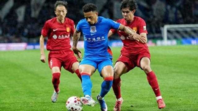 申花半场进两球追平重庆铜梁龙，但坏消息是下轮可能只剩一名外援可战